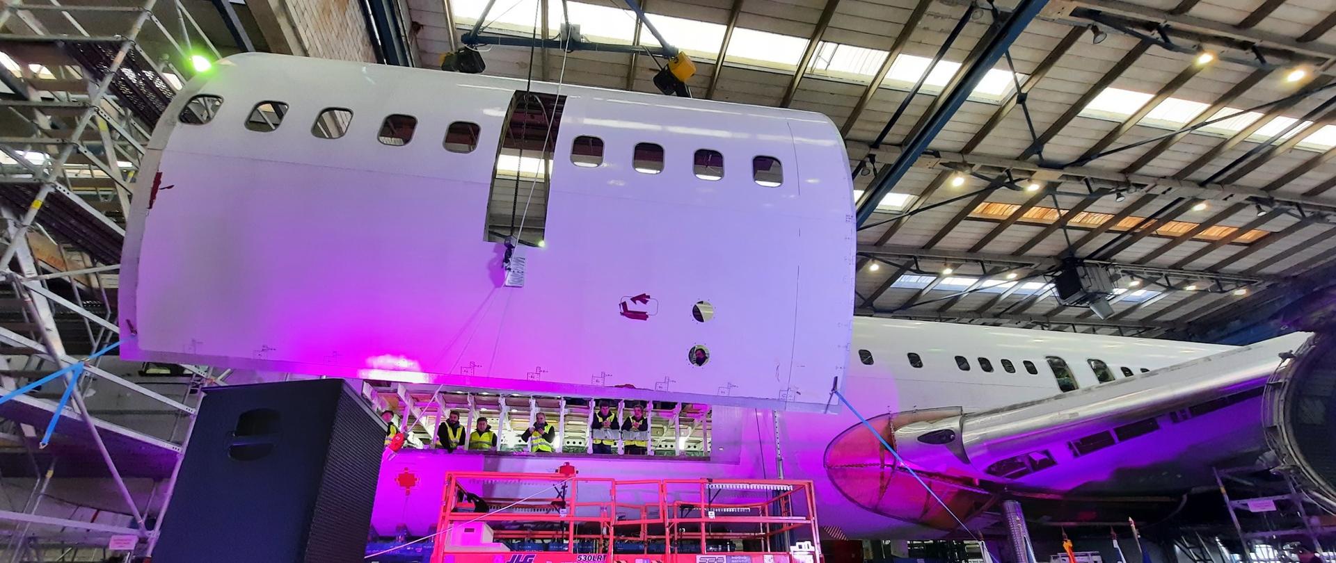 Ambasador RP wspólnie z ambasadorami Czech, Izraela, kierownictwem firm AVIA PRIME oraz Israel Aerospace Industries (IAI) uczestniczył w ceremonii wycięcia drzwi cargo w samolocie Boeing 767-300