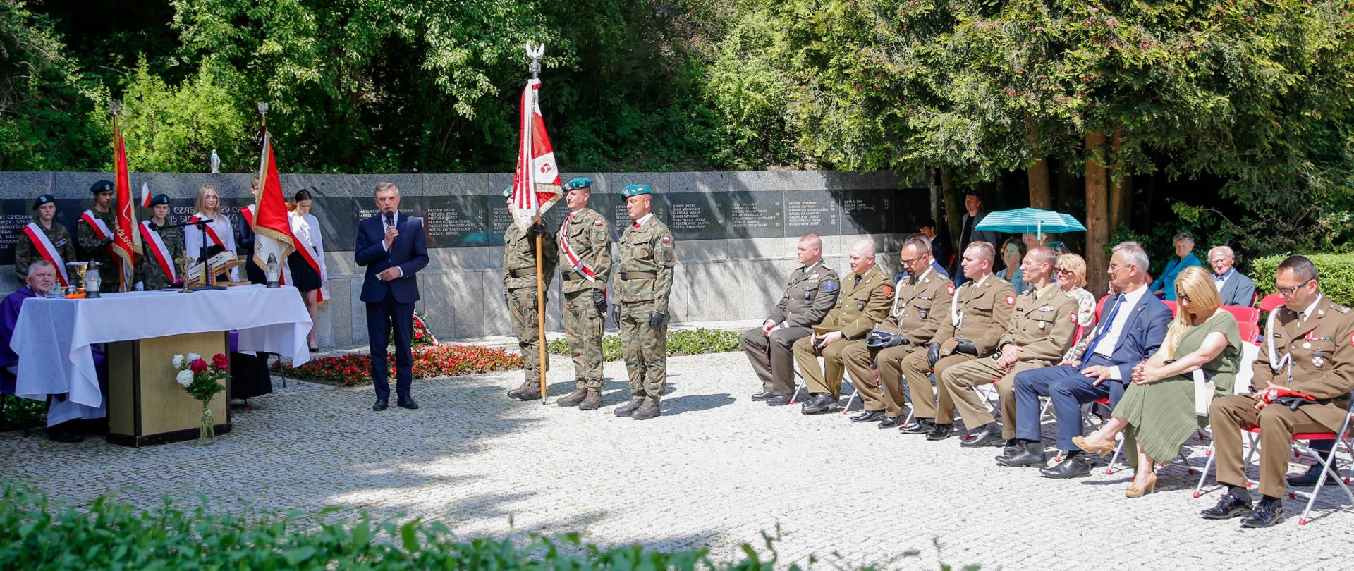 Wojewoda lubelski przemawia do zebranych na uroczystości.