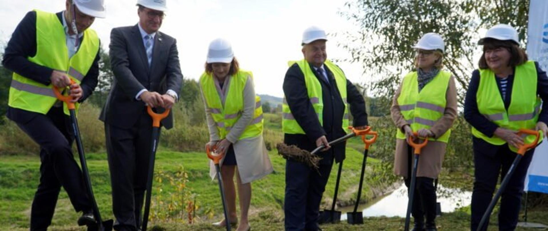 Uroczyste wbicie łopaty pod rozpoczęcie inwestycji na rzece Strug