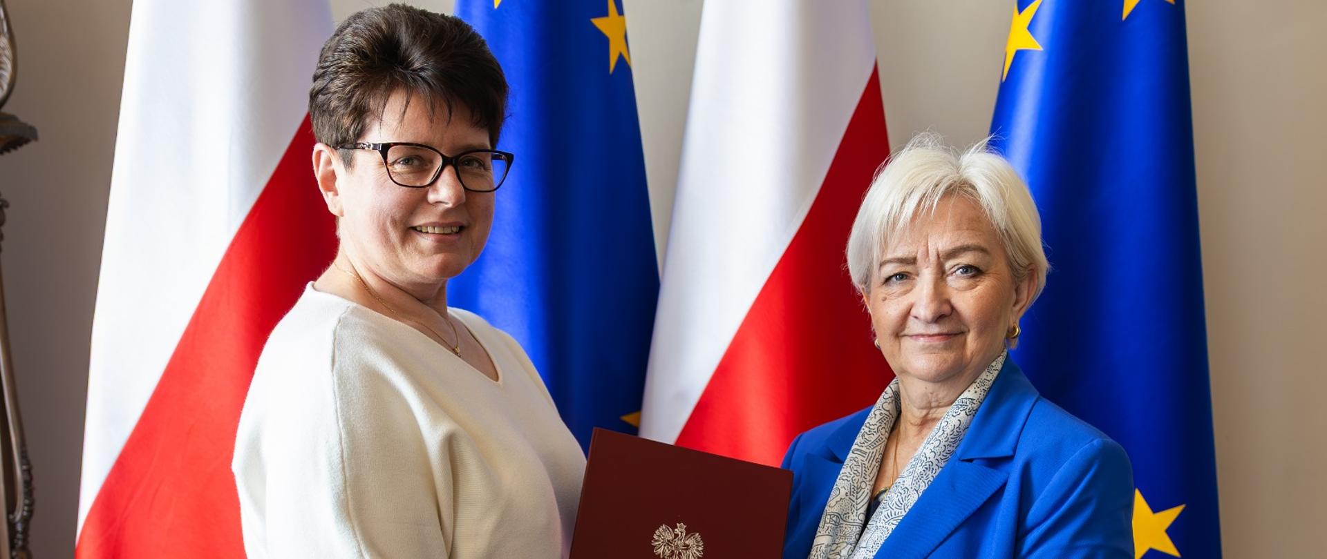 Wojewoda łódzki Dorota Ryl wręcza powołanie na konsultanta wojewódzkiego w dziedzinie urologii dziecięcej dr Annie Wysockiej 