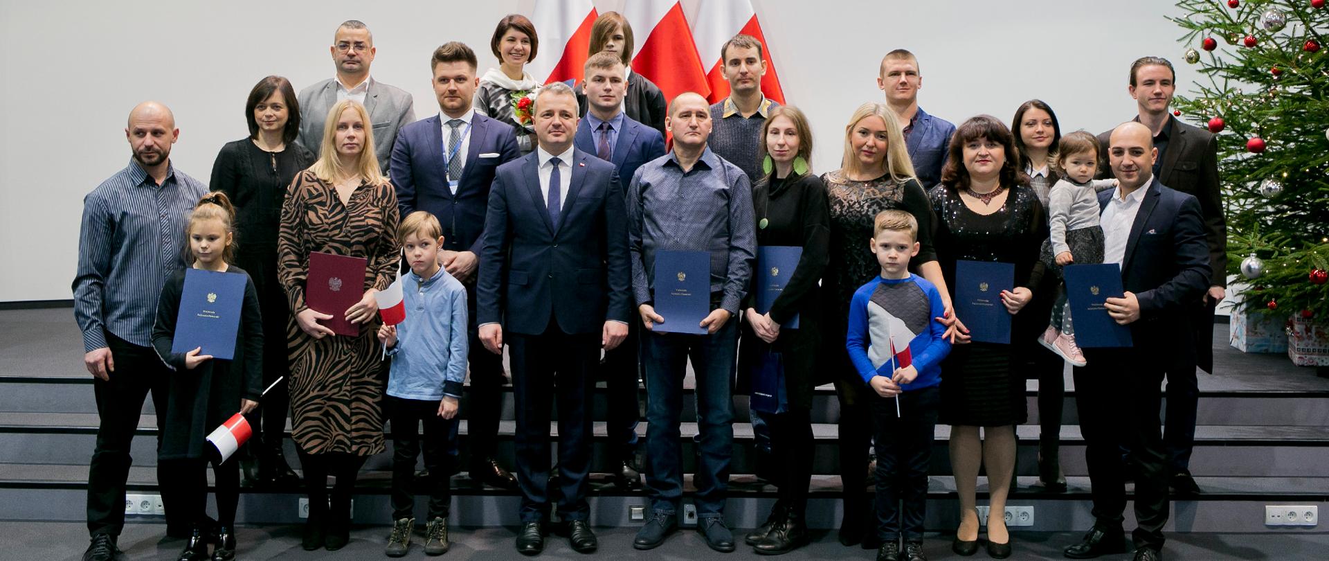 Zdjęcie grupowe z wojewodą Mikołajem Bogdanowiczem