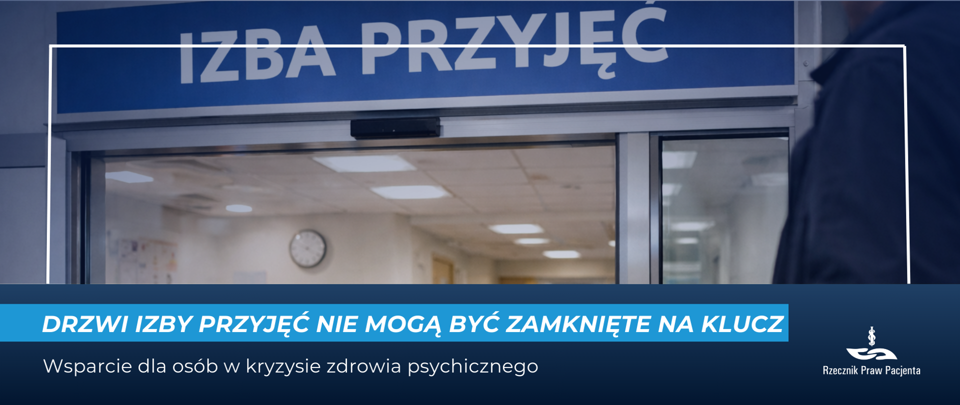 Grafika przedstawia pacjenta wchodzącego do Izby przyjęć, widać tylko zarys postaci z prawej strony zdjęcia. Nad drzwiami napis izba przyjęć. W tle widoczny korytarz szpitalny i zegar na ścianie