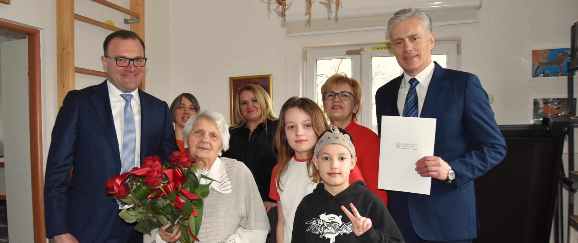 Na zdjęciu widać kobiety i mężczyzn