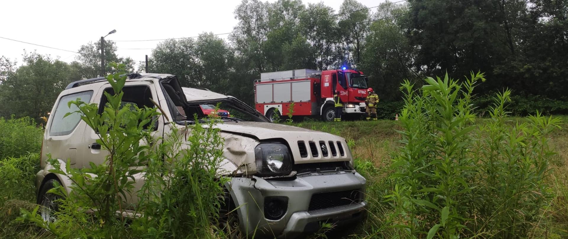 Zdjęcie przedstawia samochód po dachowaniu