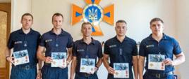 Pięciu strażaków z Ukrainy trzyma wyróżnienia otrzymane za udział w rajdzie.
