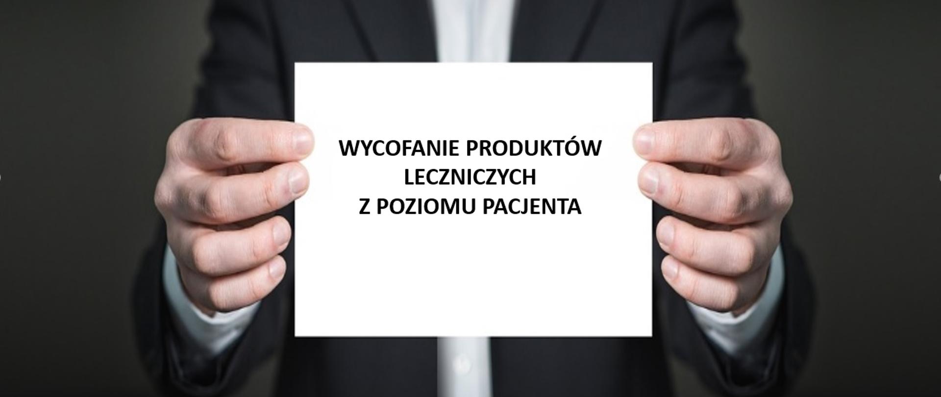 Mężczyzna trzymający kartkę z napisem "wycofanie produktów leczniczych z poziomu pacjenta".