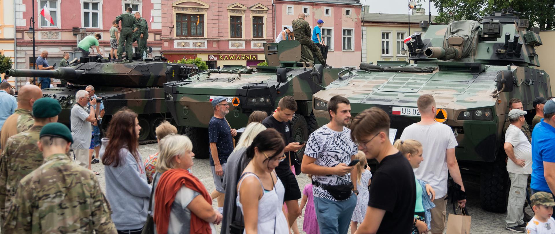 
Grupa ludzi stojąca na otwartym powietrzu ma pikniku wojskowym
