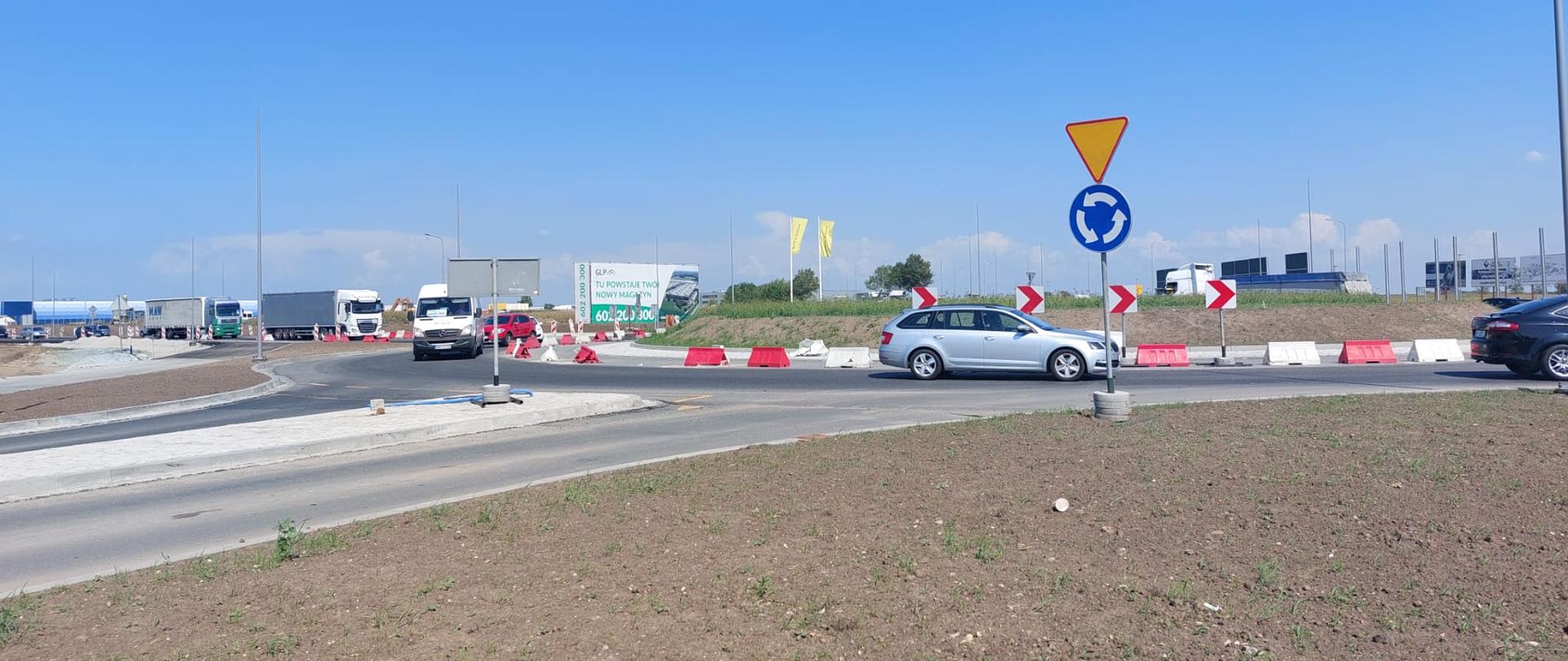 Na zdjęciu widać rondo w Magnicach DK8 z ul. Jesionową