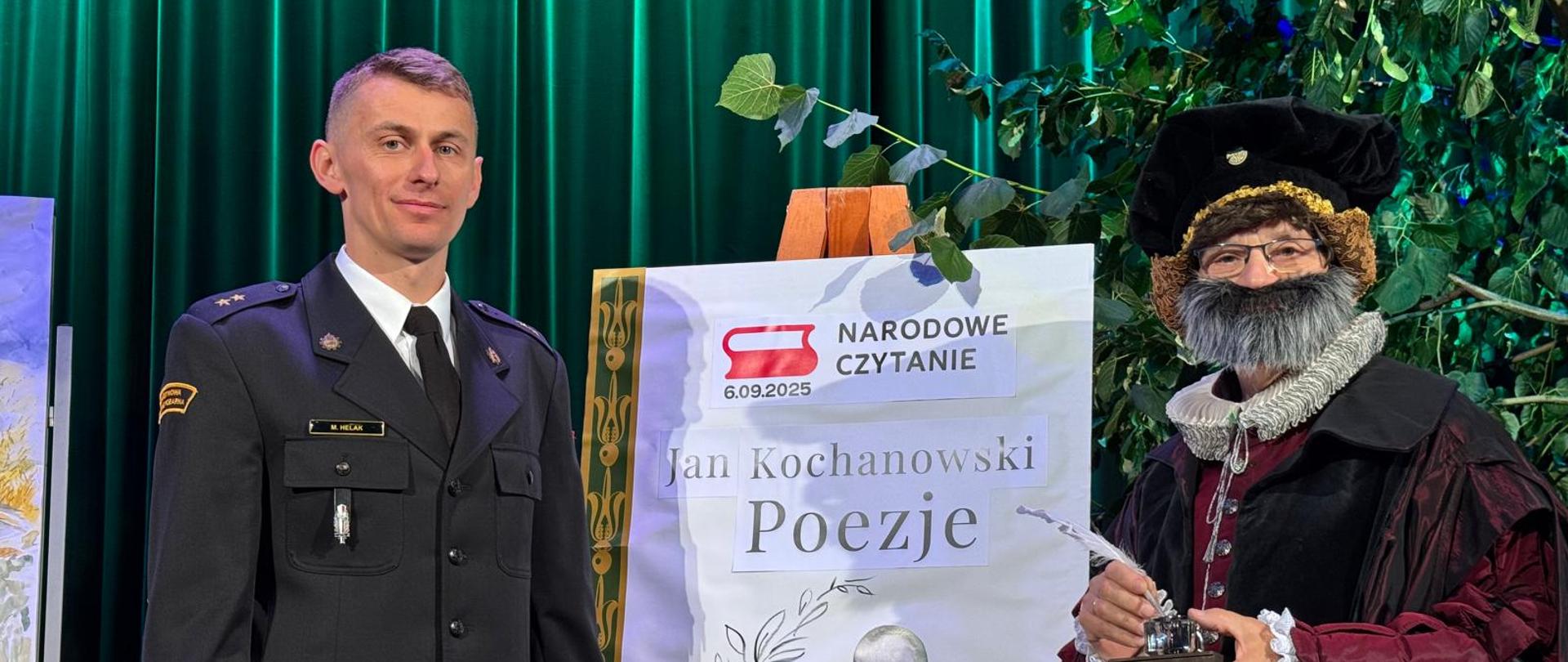 Funkcjonariusz Państwowej Straży Pożarnej na tle Jana Kochanowskiego.
