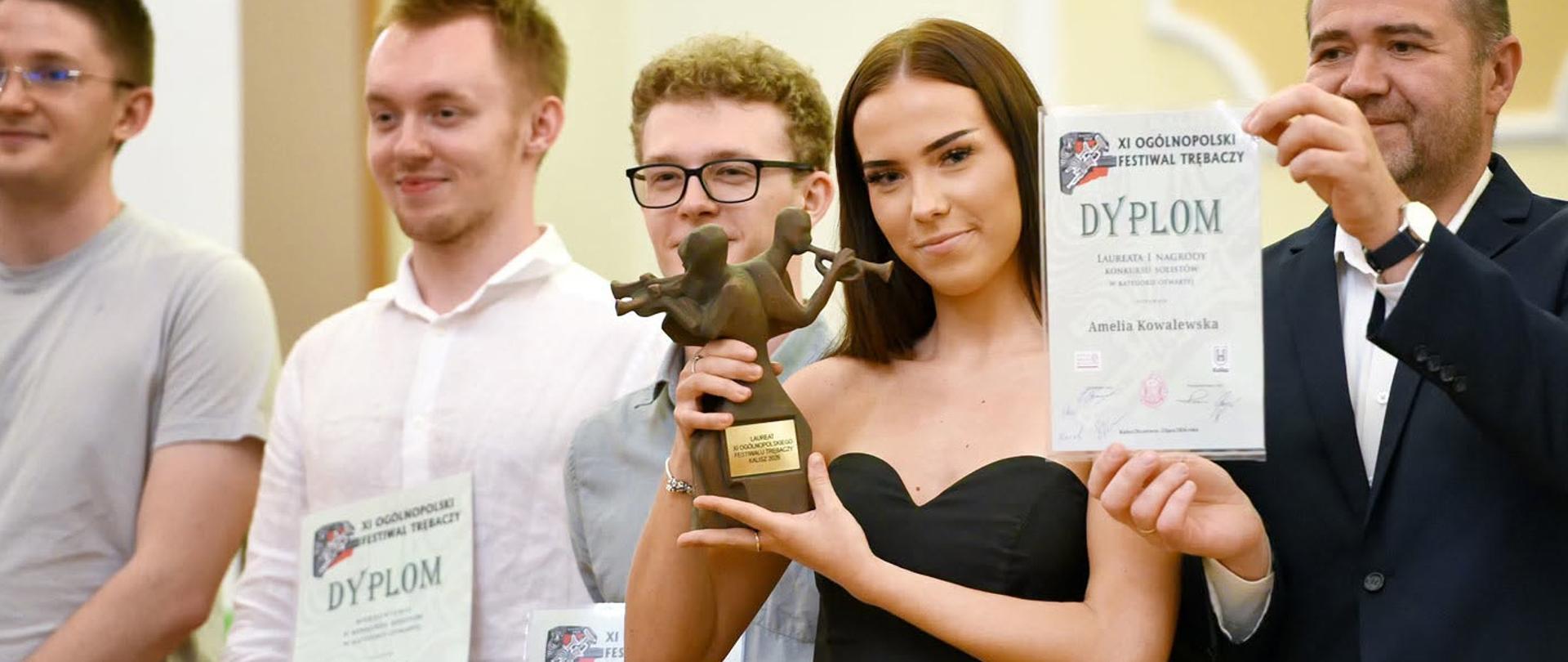 Finaliści konkursu solistów w ramach XI Ogólnopolskiego Festiwalu Trębaczy. Na pierwszy planie zwyciężczyni ze statuetką. 