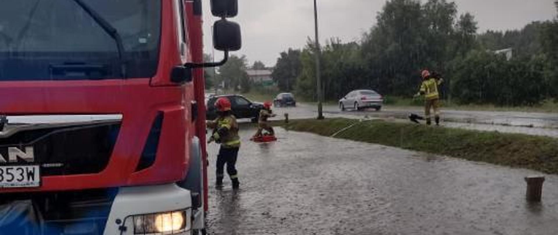 Samochód gaśniczy na zalanym parkingu przed marketem w Ćmielowie