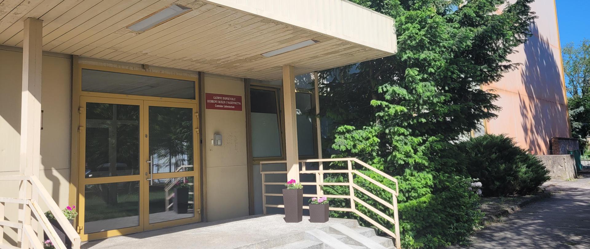 Zdjęcie przedstawia wejście od budynku OCL w Poznaniu