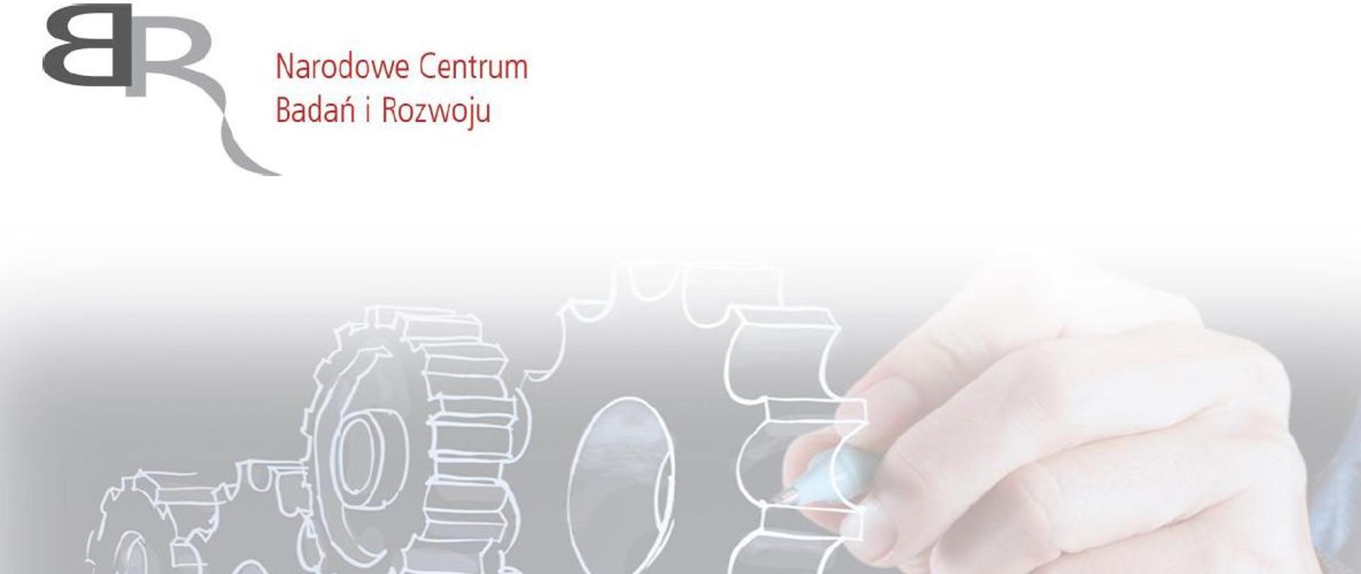 na szarobiałym tle odręcznie naszkicowane koła zębate i w tle ręka mężczyzny rysująca je pisakiem