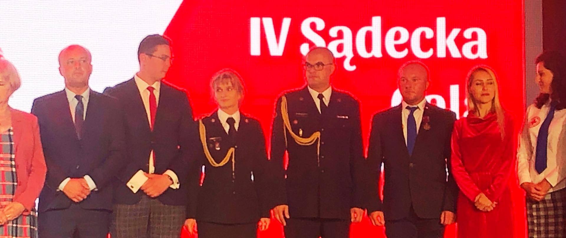 Strażacy oraz inne osoby oczekują na odbiór odznaczeń