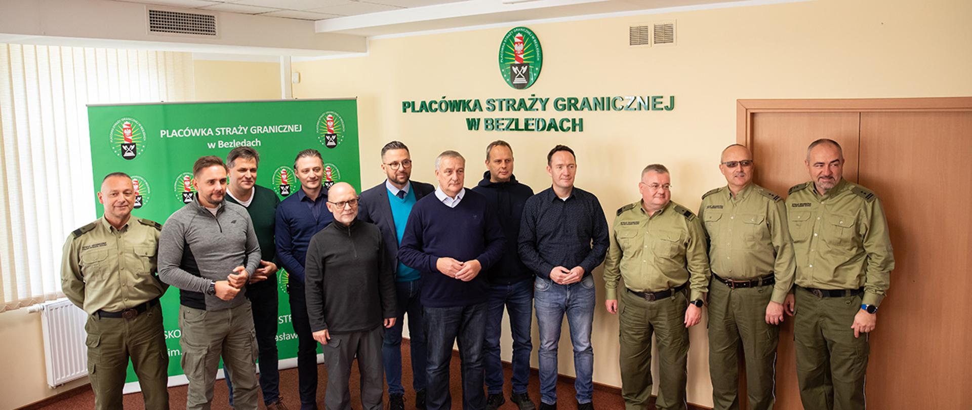 Uczestnicy wizytacji na wspólnym zdjęciu.