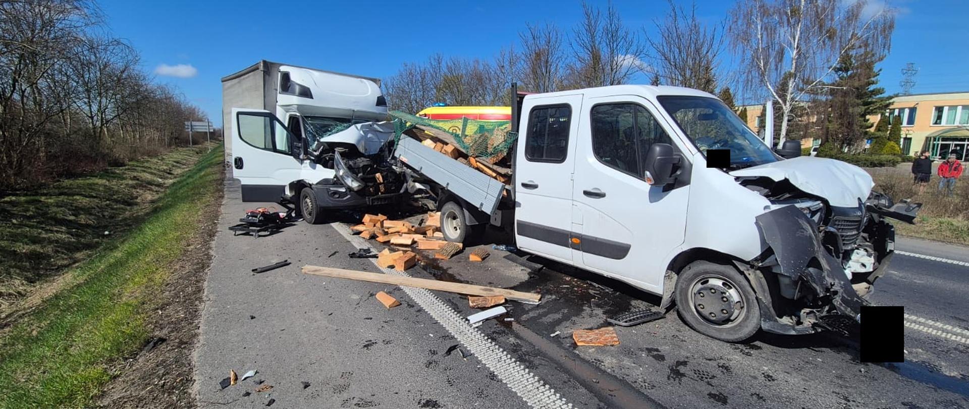 Dwa uszkodzone pojazdy na drodze