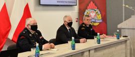Pomorski komendant wojewódzki Państwowej Straży Pożarnej, wicewojewoda pomorski oraz przedstawiciel związku ochotniczych straży pożarnych województwa pomorskiego uczestniczą w naradzie rocznej.