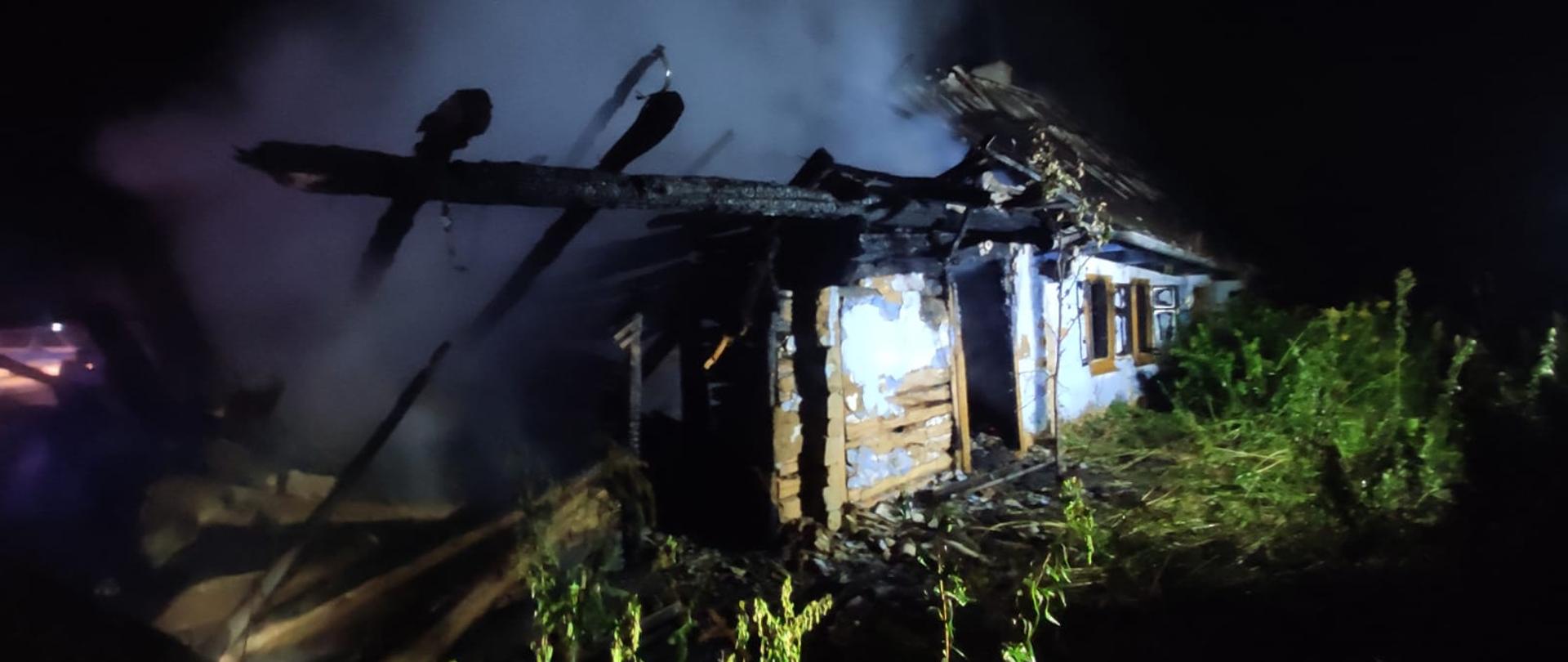 Na zdjęciu widać wydobywający się dym z palącego się budynku.