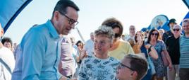 Premier Mateusz Morawiecki podczas rozmów z mieszkańcami w Skępe.
