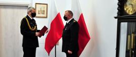 Zdjęcie przedstawia wręczenie podziękowania za wieloletnia służbę w PSP.