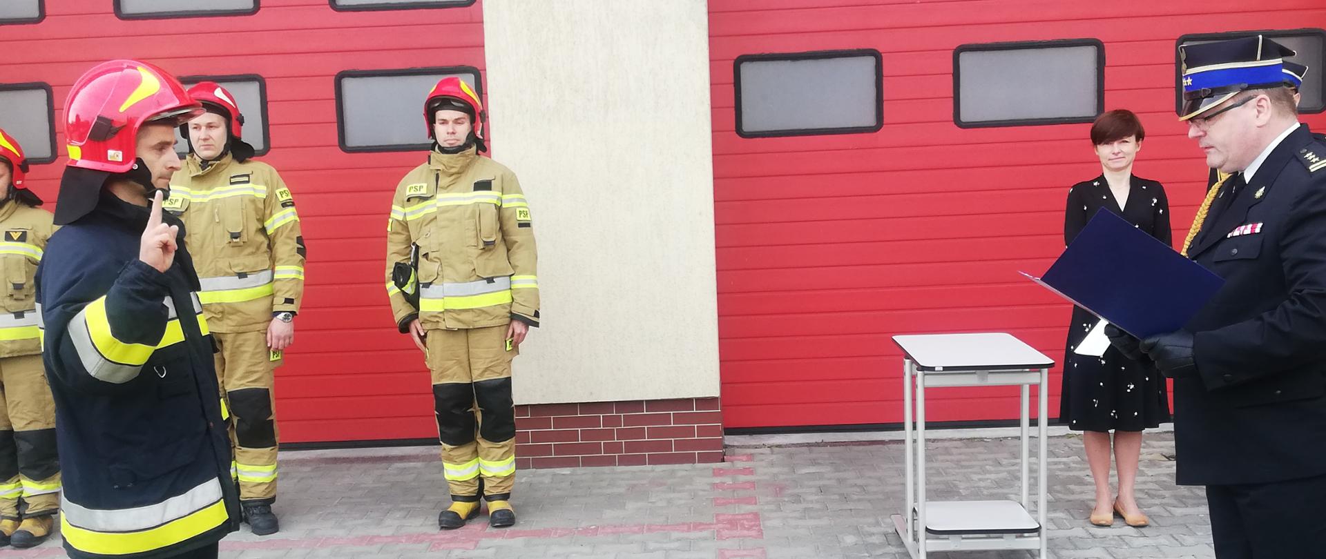 Nowy funkcjonariusz wstąpił w szeregi mławskiej straży pożarnej.