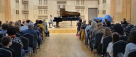 Zdjęcie z koncertu na Sali koncertowej Zespołu Szkół Muzycznych w Pile - widok estrady i fortepianu od strony publiczności.