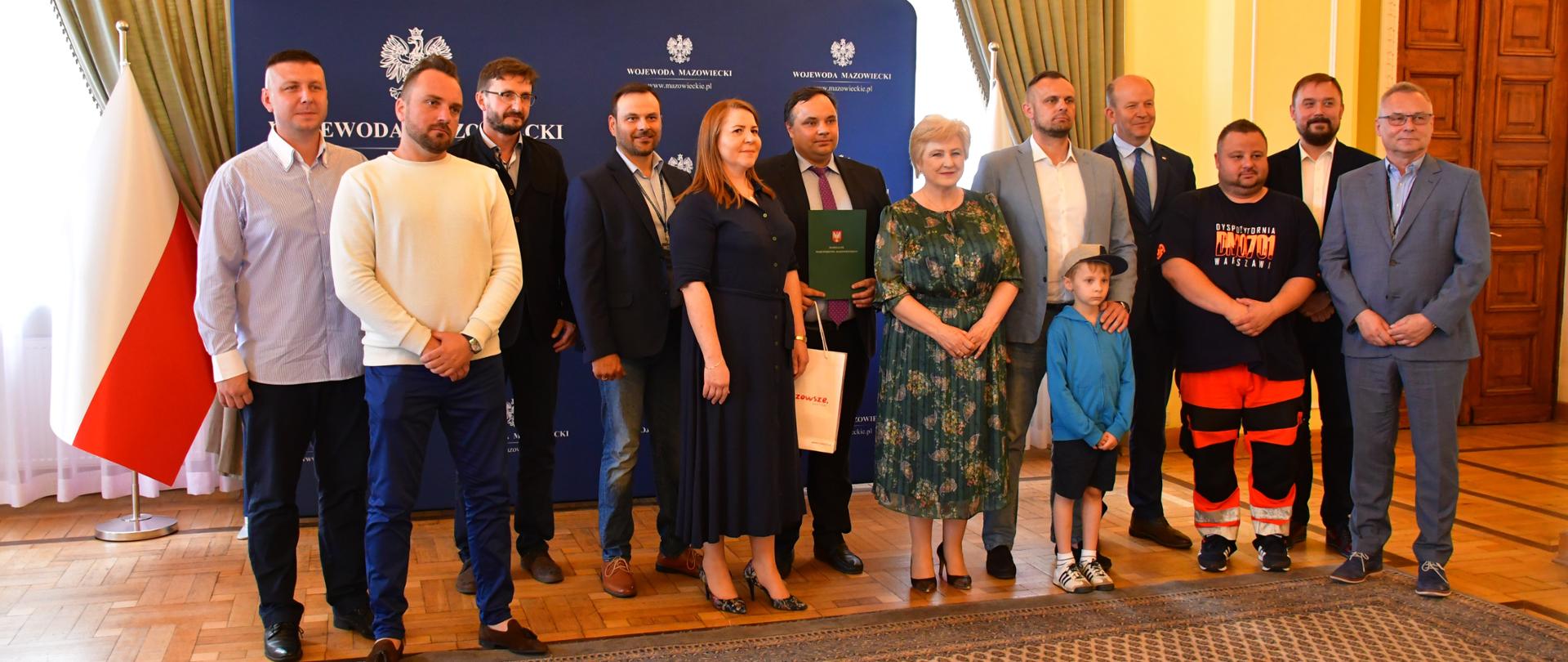 Wspólne Wojewody Konstantego Radziwiłła, Wicemarszałka województwa mazowieckiego Elżbiety Lanc z wyróżnionymi ratownikami medycznymi