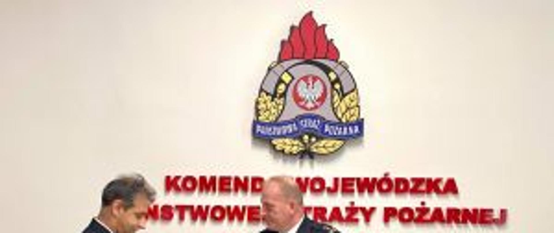 na pamiątkowym zdjęciu Zachodniopomorski Komendant Wojewódzki Państwowej Straży Pożarnej bryg. Jarosław Tomczyk wręcza Decyzję Personalną Zastępcy Komendanta PSP w Stargardzie st. kpt. Pawłowi Różańskiemu.