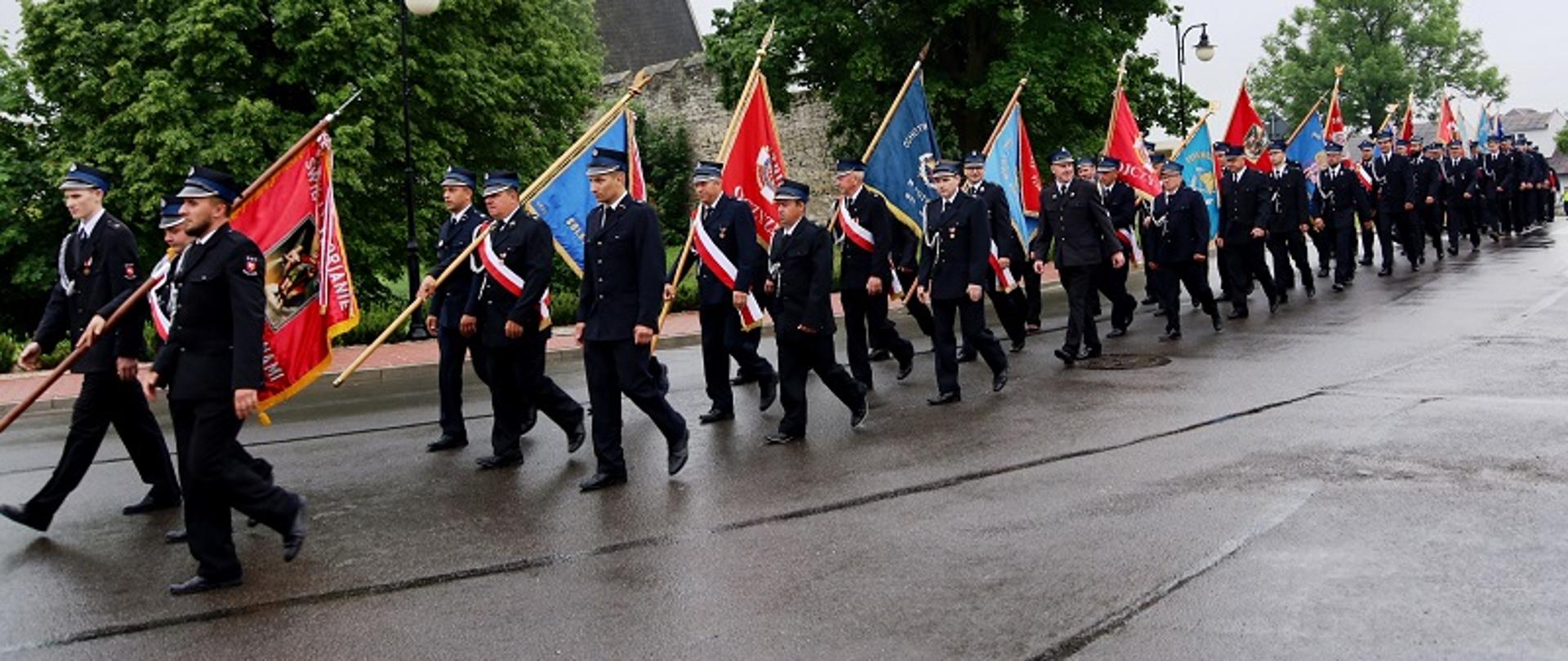 Poczty sztandarowe zmierzające na plac uroczystości. 