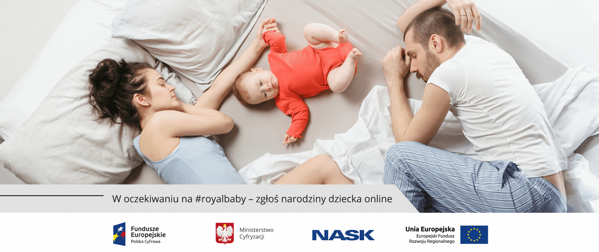 Młodzi ludzie śpią, między nimi śpi niemowlę.