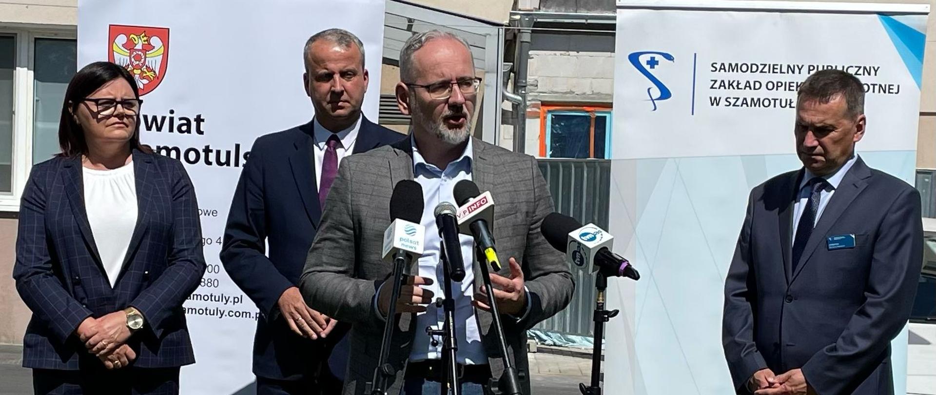 Zdjęcie ministra Adama Niedzielskiego z konferencji prasowej w Szamotułach