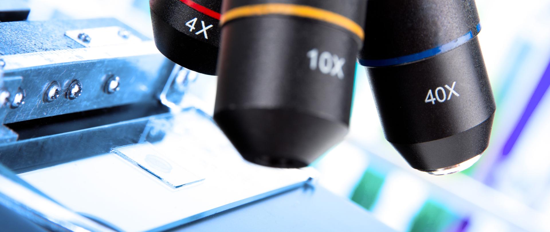Na zdjęciu widać mikroskop.
