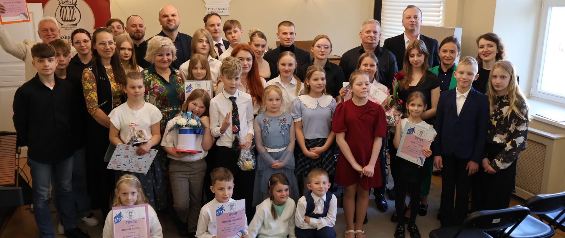 Grupa osób w różnym wieku.