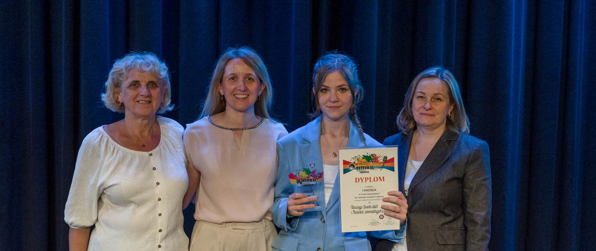 Wspolne zdjecie laureatki oraz osób z PSSE Płońsk