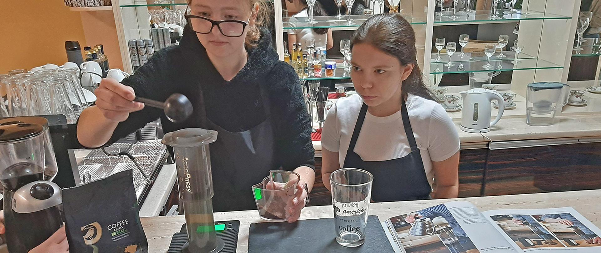 Uczennice parzą kawę podczas kursu 