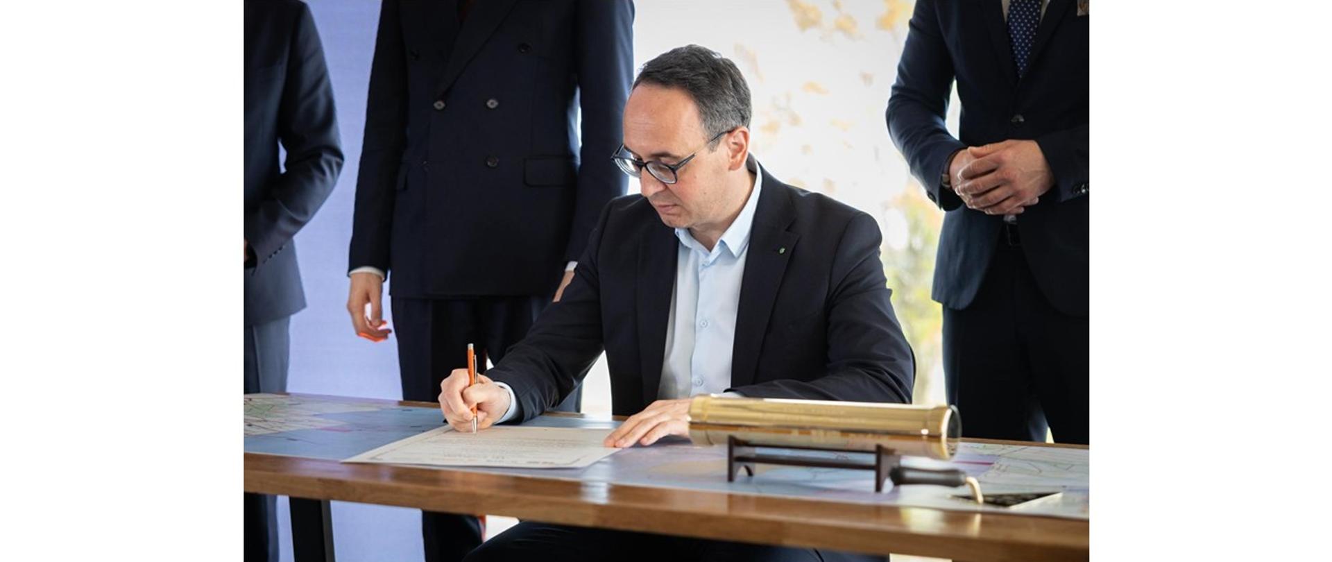 Minister infrastruktury Dariusz Klimczak podczas podpisywania umowy na realizację odcinka drogi ekspresowej S6 Police - Goleniów
