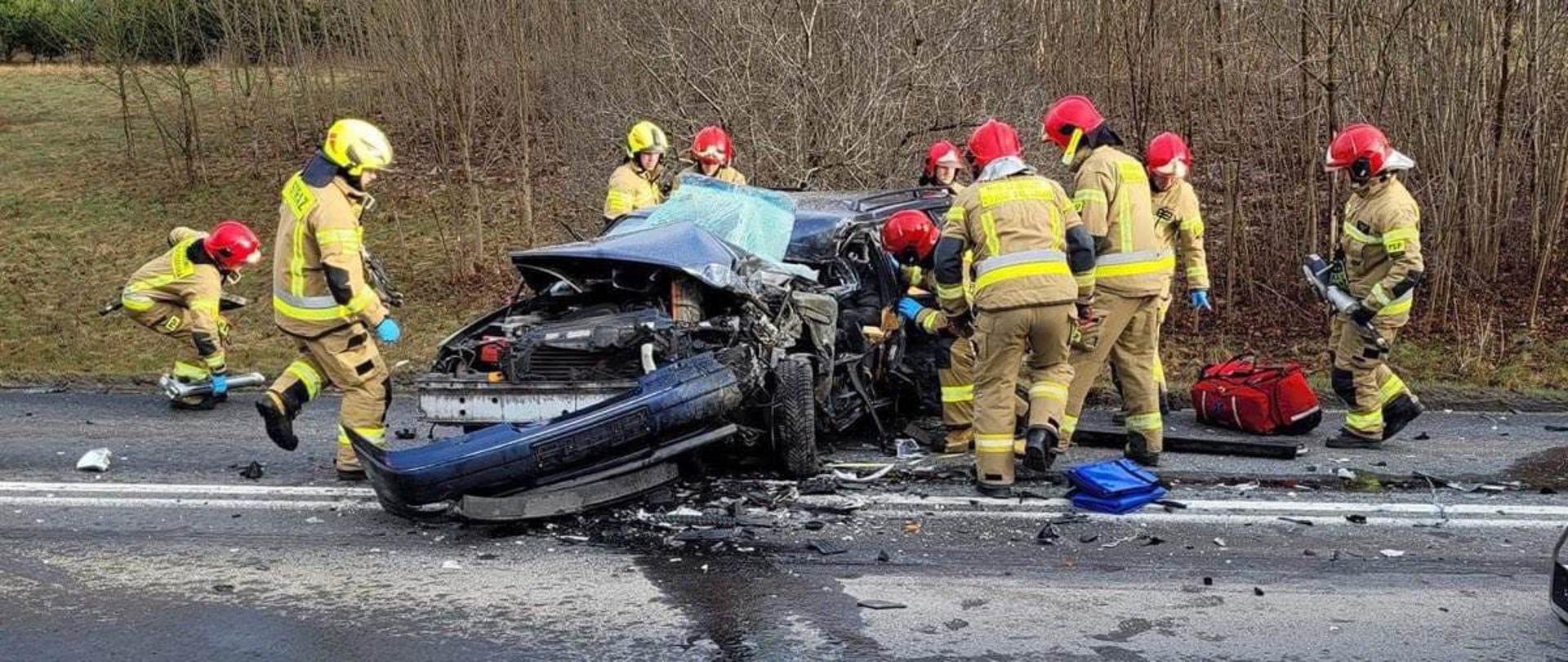 Strażacy wykonują dostęp do poszkodowanego. 