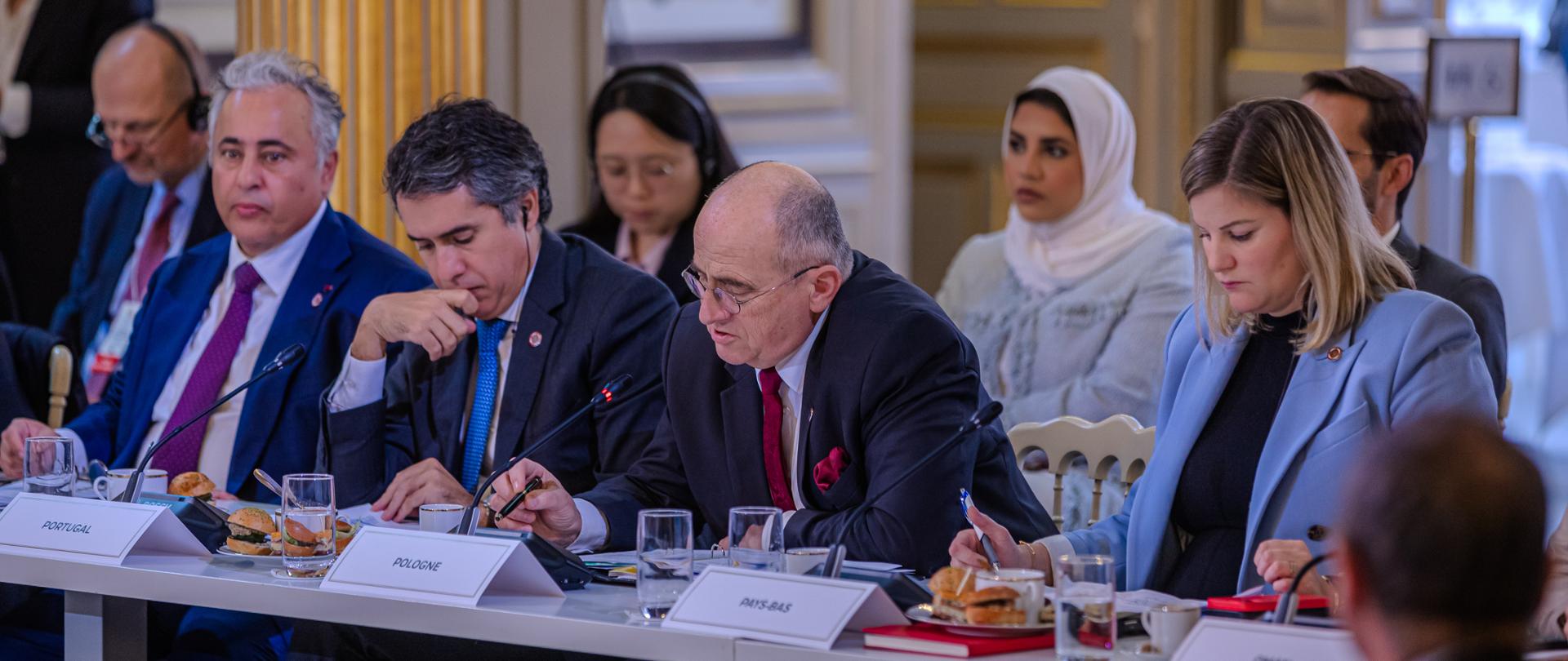 Minister Zbigniew Rau na konferencji wysokiego szczebla w Paryżu