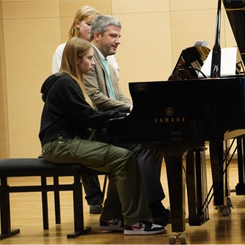 Zdjęcia przedstawiają uczestników warsztatów pianistycznych