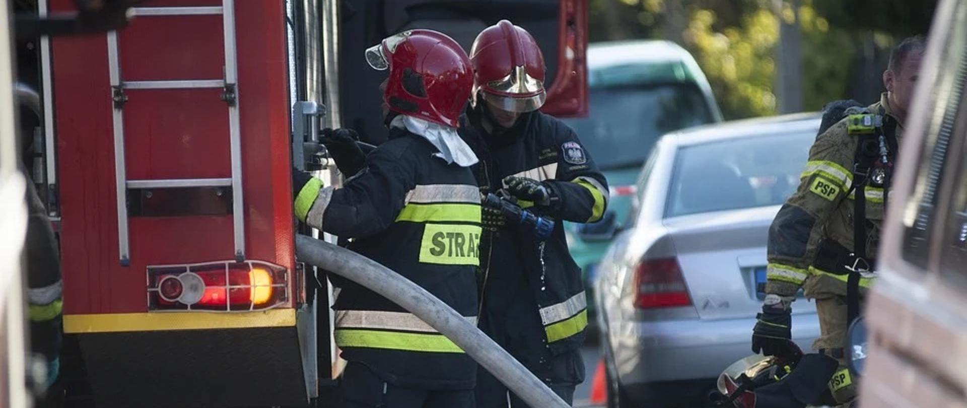 strażacy