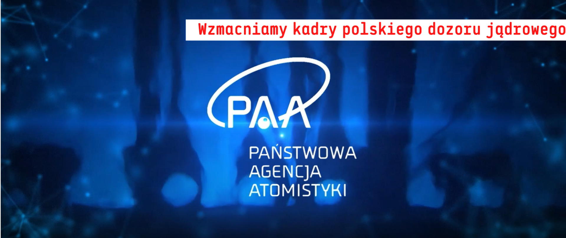 Promieniowanie Czerenkowa w reaktorze. Na jego tle biały logotyp PAA oraz napis "wzmacniamy kadry polskiego dozoru jądrowego"