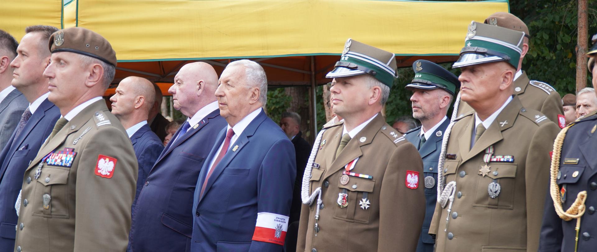 przedstawiciele różnych służb mundurowych stoją obok siebie, wśród nich Naczelnik Lubuskiego urzędu Celno-Skarbowego w Gorzowie Wlkp.