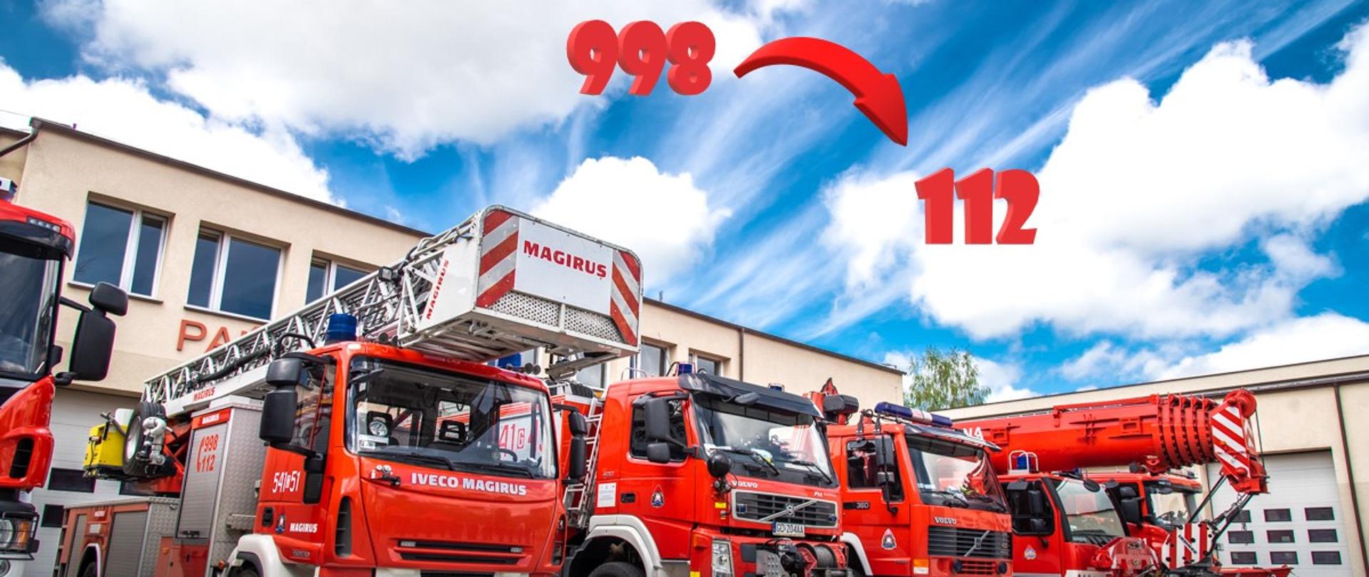 Samochody Państwowej Straży Pożarnej stoją przed budynkiem. 