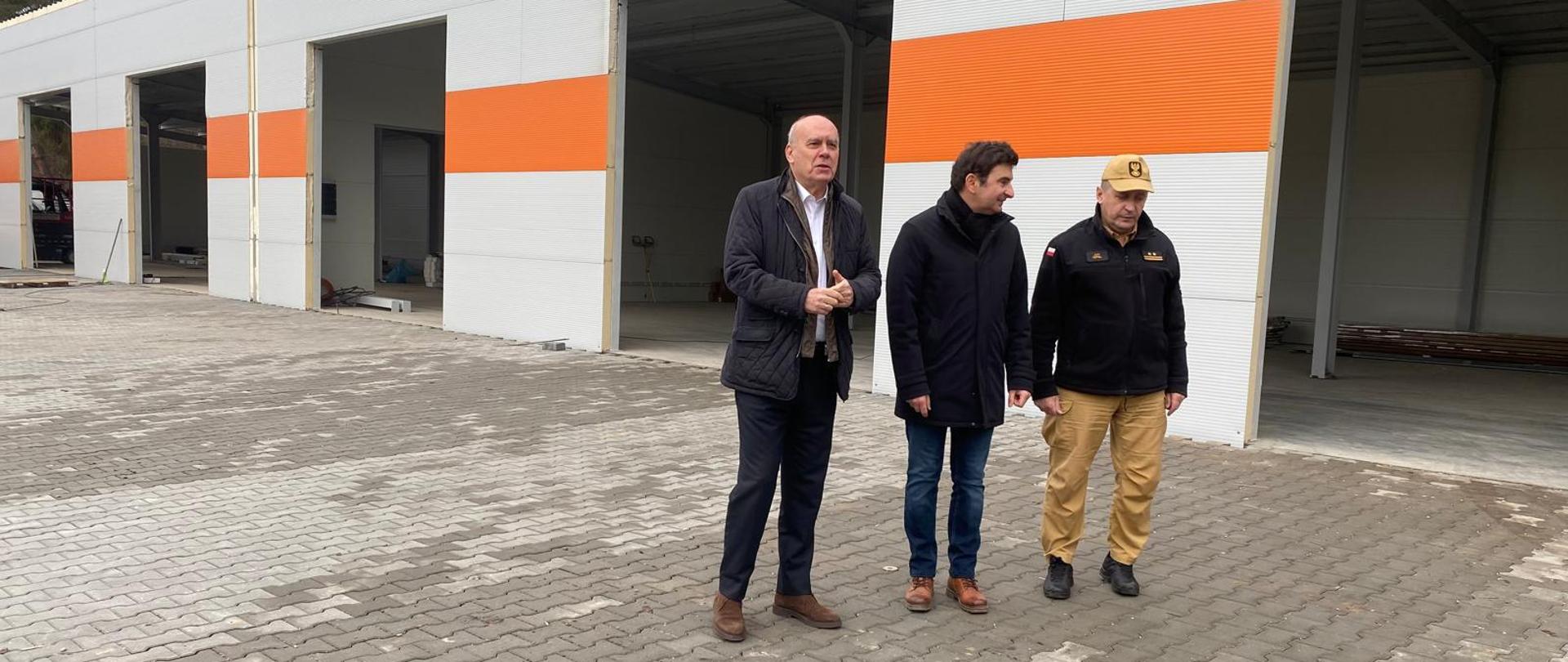 Spotkanie w sprawie inwestycji wykonywanych z funduszu ochrony ludności i obrony cywilnej. Na zdjęciu Poseł na Sejm RP Krzysztof Gadowski, Wojewoda Śląski Marek Wójcik oraz Komendant Miejski Państwowej Straży Pożarnej w Jastrzębiu-Zdroju bryg. Jan Cepiel.