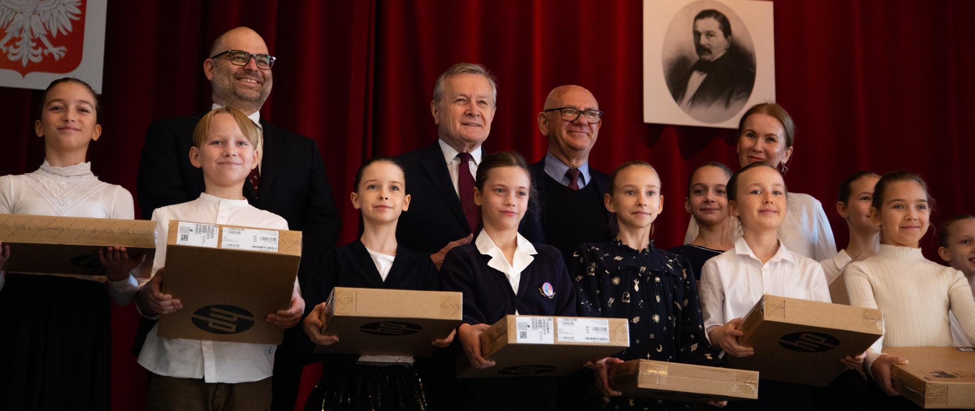 Laptop dla ucznia, wizyta Pana prof.Piotra Glińskiego w murach OSB, klasa I po wręczeniu laptopów