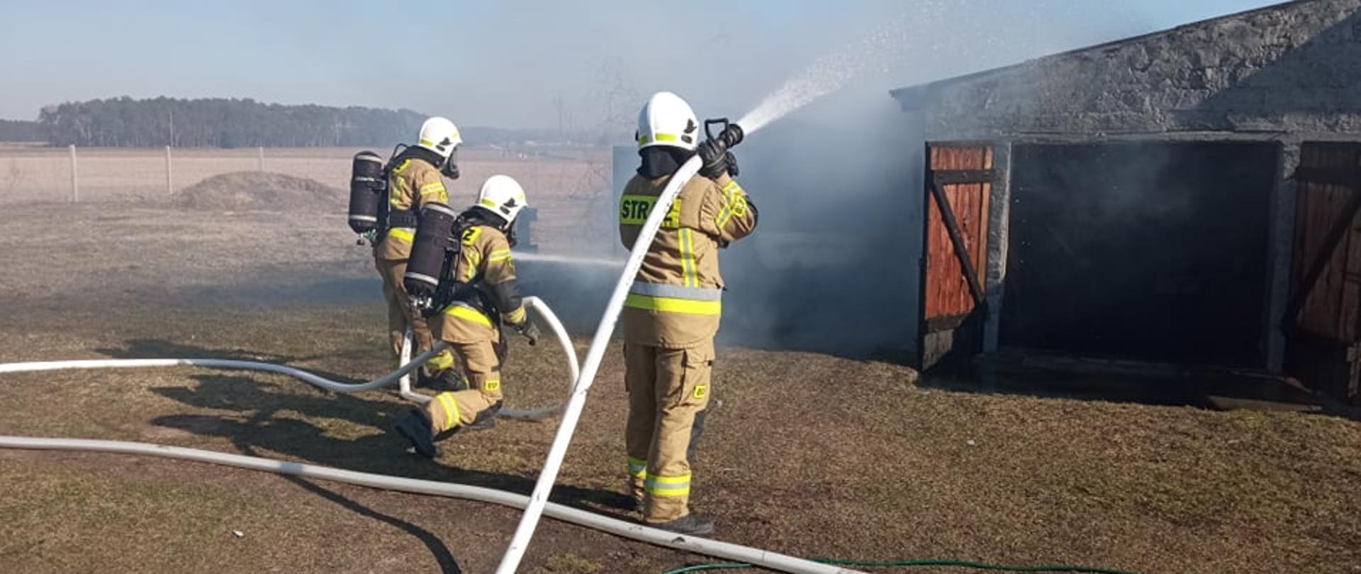 Na zdjęciu widać strażaków gaszących pożar 