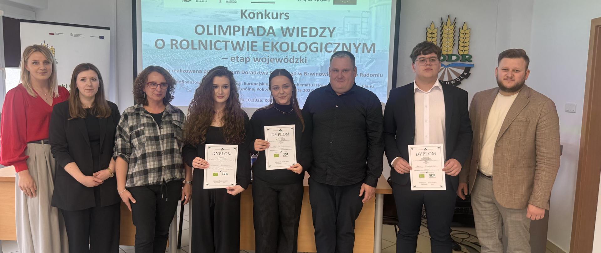 Laureaci konkursu wiedzy o rolnictwie ekologicznym z dyplomami oraz przedstawiciele organizatorów podczas etapu wojewódzkiego
