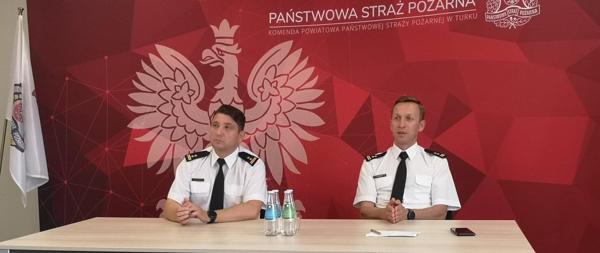 Komendant omawiający ustawę o OSP