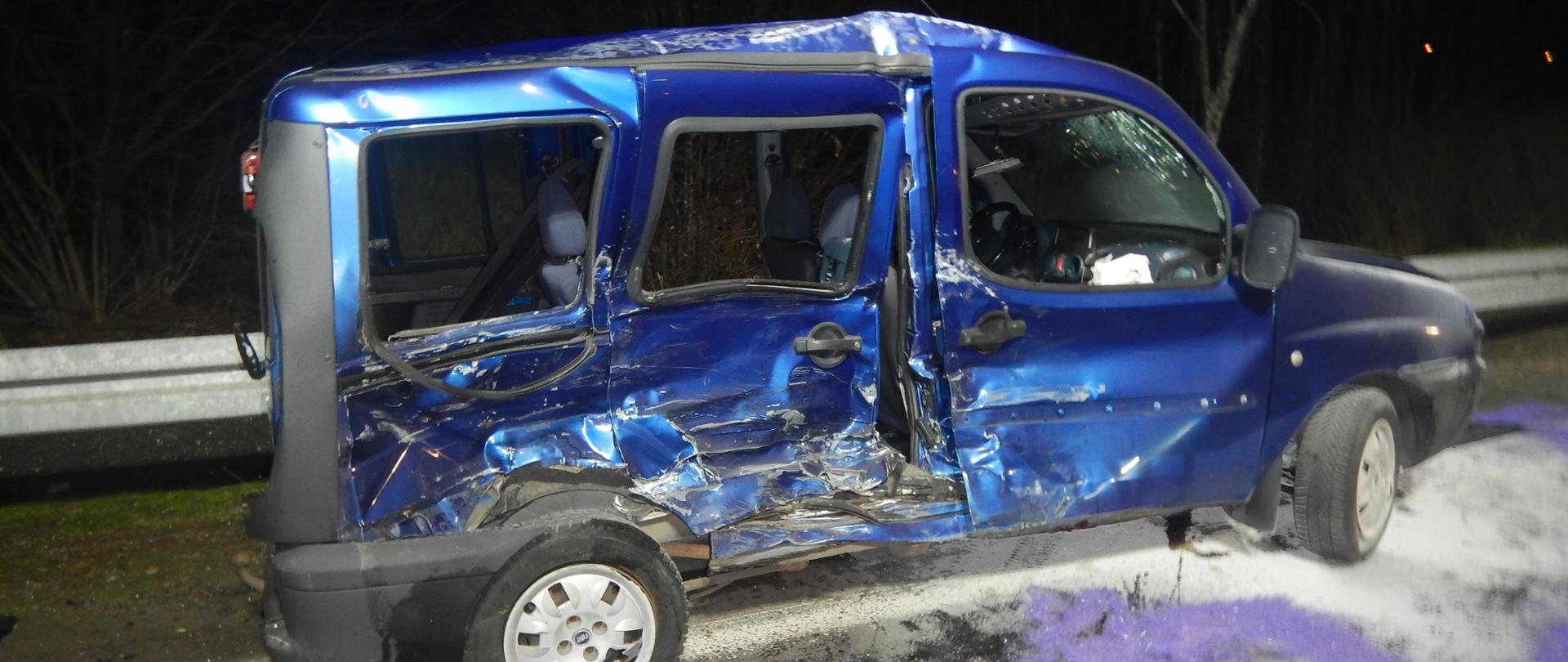 Zdjęcie przedstawia niebieski samochód osobowy, który ma uszkodzony prawy bok w wyniku zdarzenia.