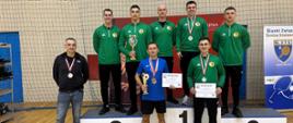Pamiątkowe zdjęcie funkcjonariuszy-zawodników z drużyny Centralnej Szkoły PSP z medalami na szyi